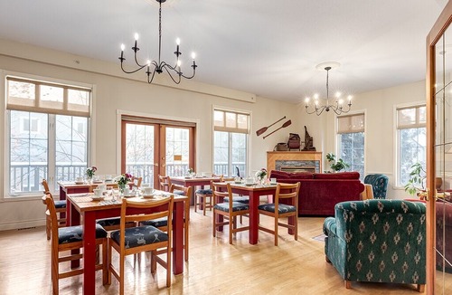 Revelstoke Bed & Breakfast | Courthouse Inn - Queen (3)