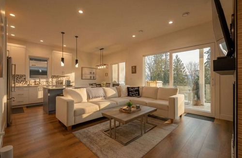 Youbou House | Cowichan Lakehouse | Beach | Hot Tub | Fire Pit