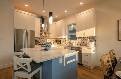 Youbou House | Cowichan Lakehouse | Beach | Hot Tub | Fire Pit