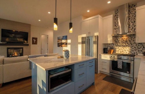 Youbou House | Cowichan Lakehouse | Beach | Hot Tub | Fire Pit