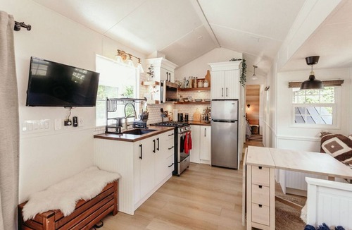 Lindell Beach Hotel | Coziest Cultus Tiny Home 2min Drive to Lake!