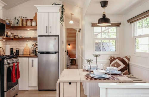Lindell Beach Hotel | Coziest Cultus Tiny Home 2min Drive to Lake!