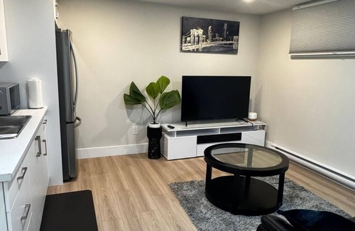 Dieppe House | Cozy 1-bedroom apartment Close to the YQM airport private entrance and style.