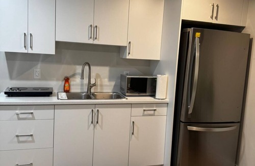 Dieppe House | Cozy 1-bedroom apartment Close to the YQM airport private entrance and style.