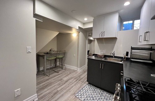 Palmerston House | Cozy 1 bedroom Apt in the Annex. Great Location