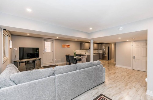 Barrie House | Cozy 1-bedroom bungalow in tranquil Barrie with Pool!