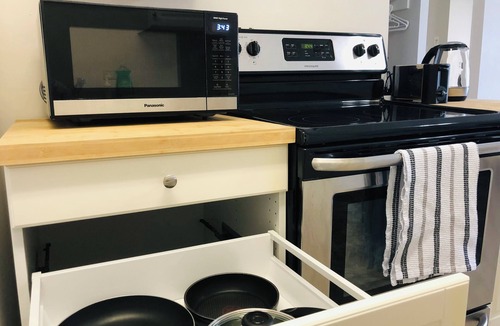Southwest Calgary Condo | Cozy 1-Bedroom Condo with Parking