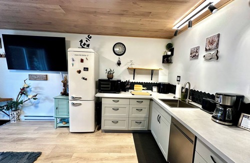 Campbell River House | Cozy 1-bedroom suite in charming Campbell River with private entrance & AC