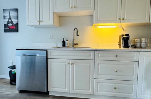 Langford House | Cozy 2 bed 2 bath suite close to hiking trials, short drive to Victoria downtown