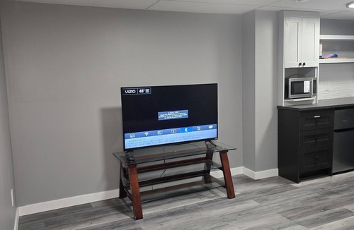 Winnipeg House | Cozy 2 bedroom basement suite 101-Place in Devonshire Park