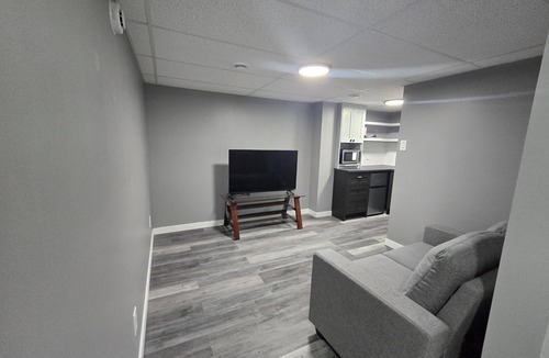 Winnipeg House | Cozy 2 bedroom basement suite 101-Place in Devonshire Park