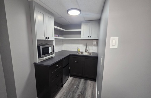 Winnipeg House | Cozy 2 bedroom basement suite 101-Place in Devonshire Park
