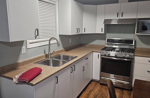 Saanich West House | Cozy 2 bedroom suite By VGH in middle of going to up island, ferries & downtown