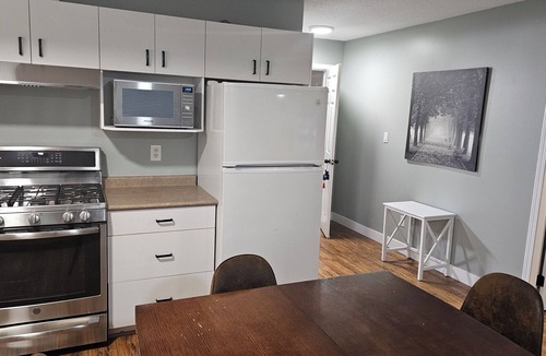 Saanich West House | Cozy 2 bedroom suite By VGH in middle of going to up island, ferries & downtown