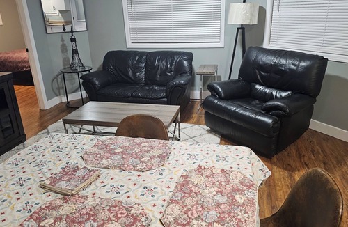 Saanich West House | Cozy 2 bedroom suite By VGH in middle of going to up island, ferries & downtown