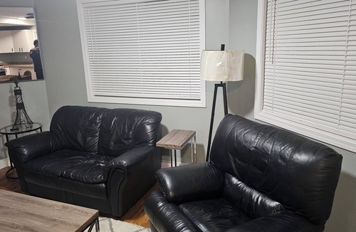 Saanich West House | Cozy 2 bedroom suite By VGH in middle of going to up island, ferries & downtown