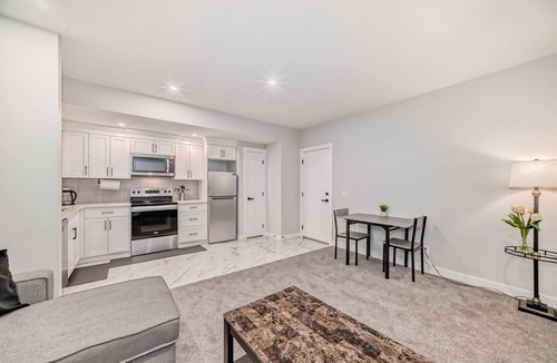 Evanston Apartment | COZY 2 BEDROOM SUITE IN AMBLETON