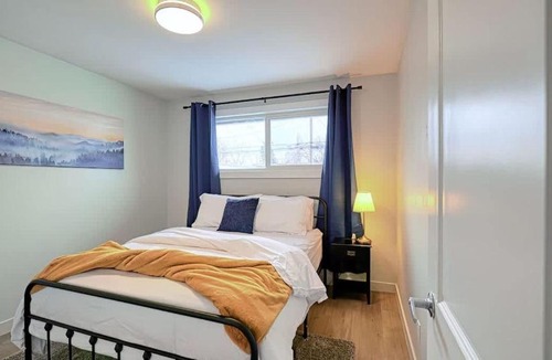 Rosscarrock House | Cozy 2 Bedroom Suite Near Ctrain Mall and Downtown