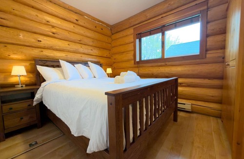 Lac La Hache Cabin | Cozy 2-Bedroom Waterfront Cabin – Swim, Fish & Relax on Lac La Hache