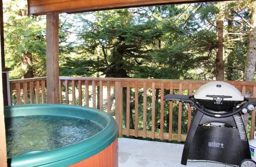 Ucluelet House | Cozy 2 Bedroom Waterfront Cottage With Hot Tub!