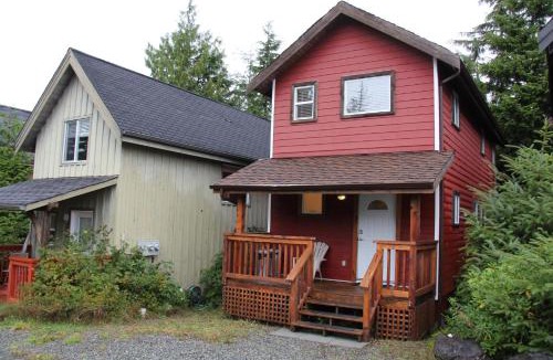 Ucluelet House | Cozy 2 Bedroom Waterfront Cottage With Hot Tub!