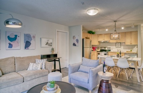 Cougar Creek Condo | Cozy 2 BR King/Queen Beds Unit Sleep 6 PPL w/Gym/UG PKG Perfect for WFH and Vac