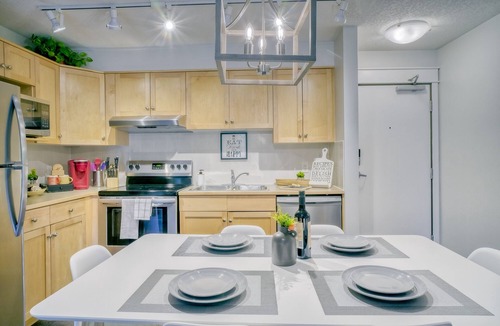 Cougar Creek Condo | Cozy 2 BR King/Queen Beds Unit Sleep 6 PPL w/Gym/UG PKG Perfect for WFH and Vac