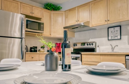 Cougar Creek Condo | Cozy 2 BR King/Queen Beds Unit Sleep 6 PPL w/Gym/UG PKG Perfect for WFH and Vac