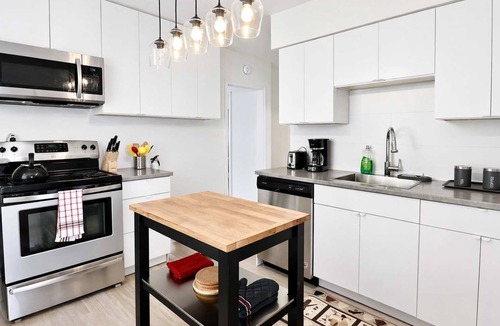 Knight House | Cozy 2BR, 1BA Retreat in Vibrant Vancouver