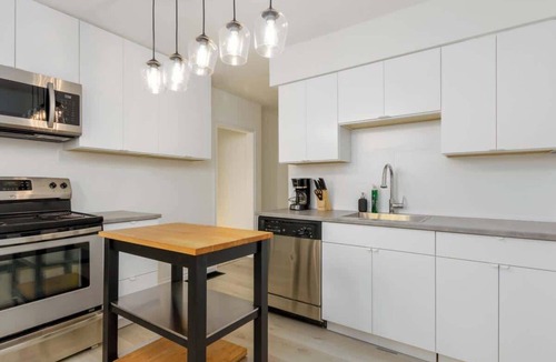 Knight House | Cozy 2BR, 1BA Retreat in Vibrant Vancouver