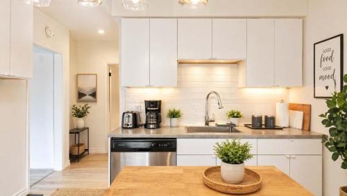 Knight House | Cozy 2BR 1BA Retreat in Vibrant Vancouver