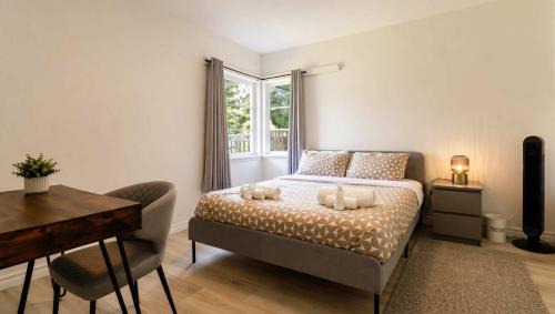 Knight House | Cozy 2BR 1BA Retreat in Vibrant Vancouver