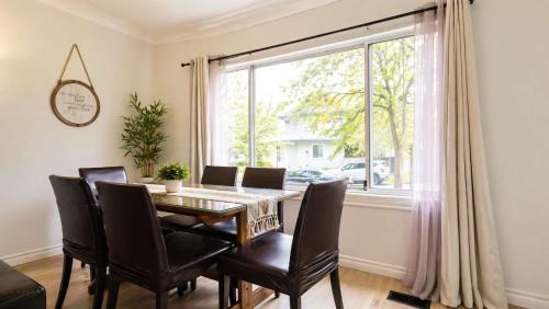 Knight House | Cozy 2BR 1BA Retreat in Vibrant Vancouver