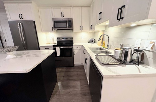 Surrey House | Cozy 2BR basement suite 5 mins from Elgin Park