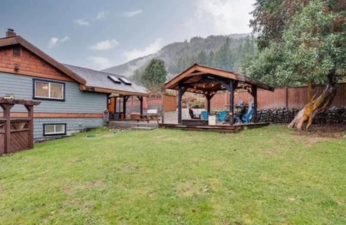 Youbou Cottage | Cozy 2BR Cottage w/Hot Tub! Walk to the Beach!