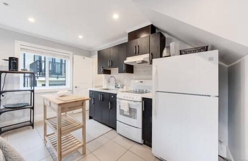 Oakridge Apartment | Cozy 2BR in Marpole | Near YVR, Oakridge & Transit