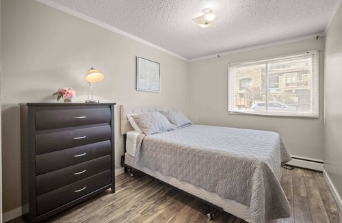 Fort McMurray Apartment | COZY 2BR | Newly Renovated | Fast WiFi | Free Parking | Downtown Area