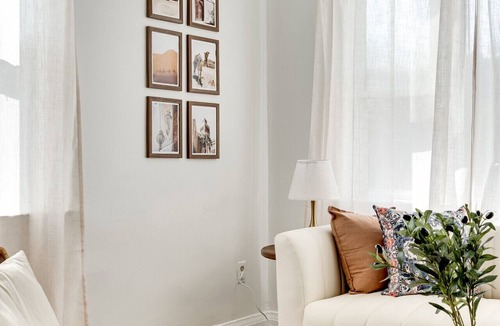 Sunnyside Apartment | Cozy 2BR Retreat – Walk to Downtown & University!