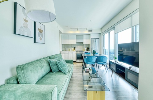 Church and Wellesley Hotel | Cozy 2BR Retreat with Sofa Bed. Easy Access to Downtown!