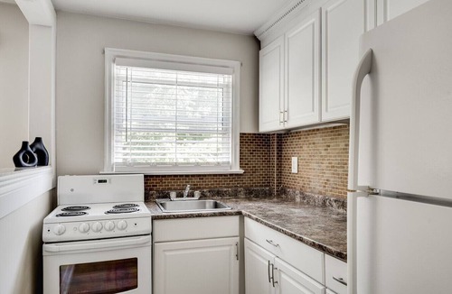 Sunnyside Apartment | Cozy 2BR – Walk to Downtown & University!