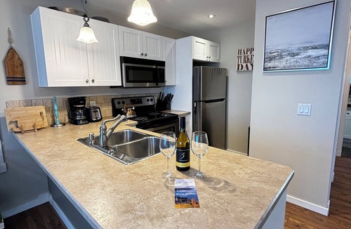 Central Okanagan House | Cozy 3 Bed Lakeview Cottage at La Casa!