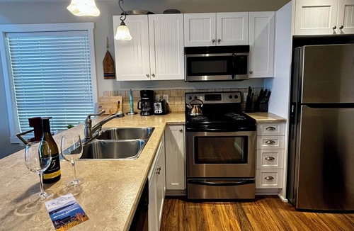 Central Okanagan House | Cozy 3 Bed Lakeview Cottage at La Casa!