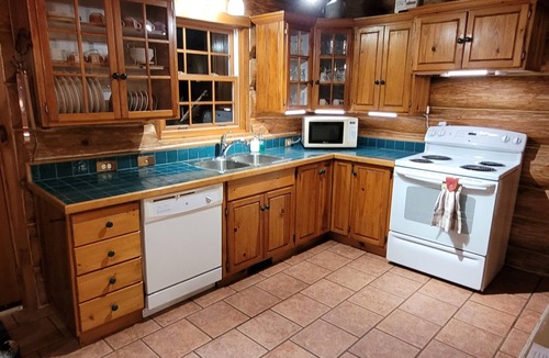 Campbellford Ski Chalet | Cozy 3 bedroom chalet cabin on the beautiful Crowe River
