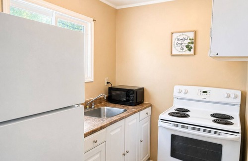 Wasaga Beach Cottage | Cozy 3-Bedroom Cottage Walk to Wasaga Beach Free WiFi Free Parking