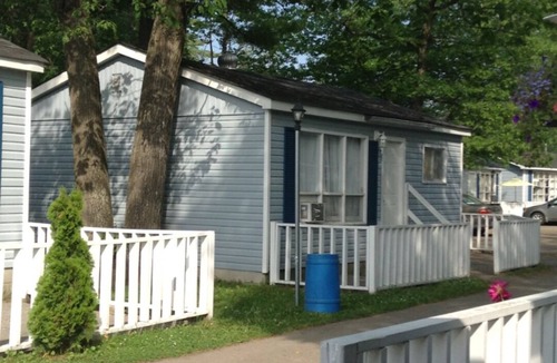 Wasaga Beach Cottage | Cozy 3-Bedroom Cottage Walk to Wasaga Beach Free WiFi Free Parking