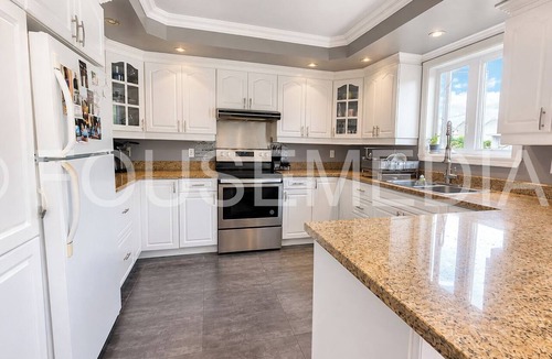 Mercier House | Cozy 3-bedroom house in charming Mercier with AC