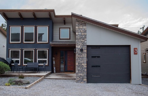 East Kootenay House | Cozy 3 BR Home | Mountain Views | Private Beach |Lake Access