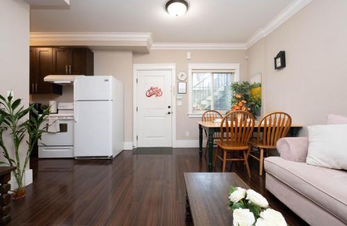 Marpole Apartment | Cozy 3 BR Suite Ideal for Families and Groups