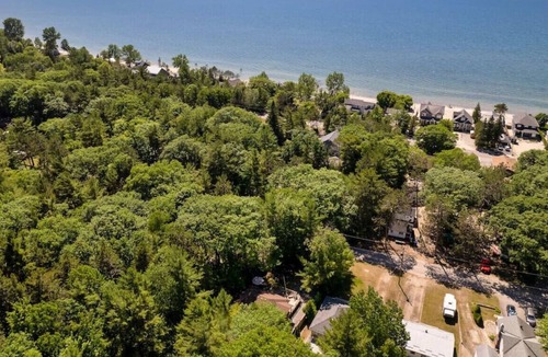 Tiny Cottage | Cozy 3B Cottage w/ Private deck Fire Pit BBQ grill