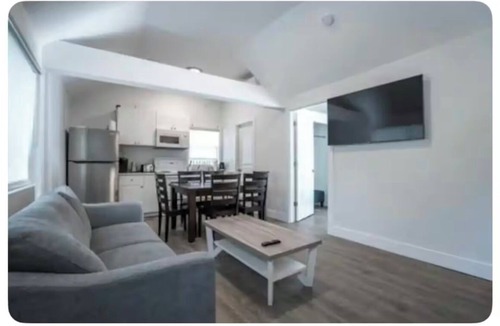 Harrison Hot Springs House | Cozy 3BR Riverside Retreat – Steps to Beach & Mineral Pool